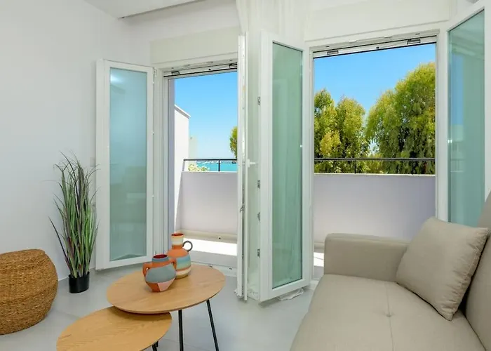 2 Brother's I Town I Sea View I 100m Port Apartment